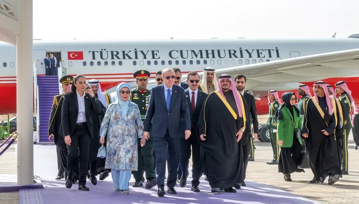 وصل إلى الرياض اليوم الرئيس التركي رجب طيب أردوغان، والوفد المرافق له، وذلك في زيارة رسمية للسعودية لبحث التعاون الثنائي بين البلدين والقضايا ذات الاهتمام المشترك #الرئيس_التركي_في_الرياض 