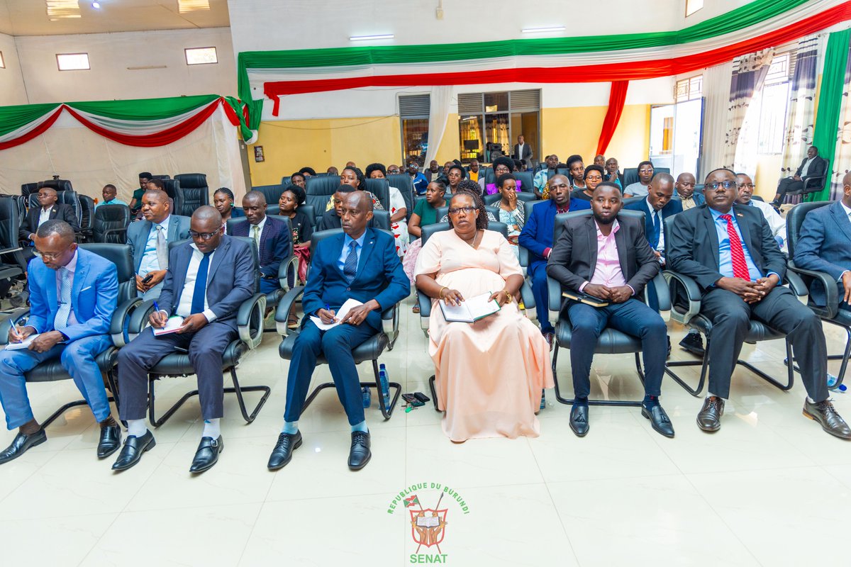 Burundi_senat's tweet photo. #Burundi: Le Président du @Burundi_senat, Très Honorable Gervais NDIRAKOBUCA, en compagnie de ses 2 Vice-présidents, a tenu une réunion d'évaluation à l'intention de tous les membres du personnel de cette Institution, dans le but de faire un regard rétrospectif sur les activités réalisées au cours de la période de 6 mois écoulés (début de la 7ème Législature à nos jours) en vue d'améliorer les prestations.

Les participants à cette séance ont estimé que les rééalisations pendant cette période ont été courronées de succès.

A cette occasion, les membres du personnel de la Chambre haute du Parlement ont remercié vivement le Président du @Burundi_senat pour ses conseils judicieux qu'il ne cesse de leur prodiguer dans le sens de respecter la loi, d'être solidaires, de travailler avec assiduité et en synergie.