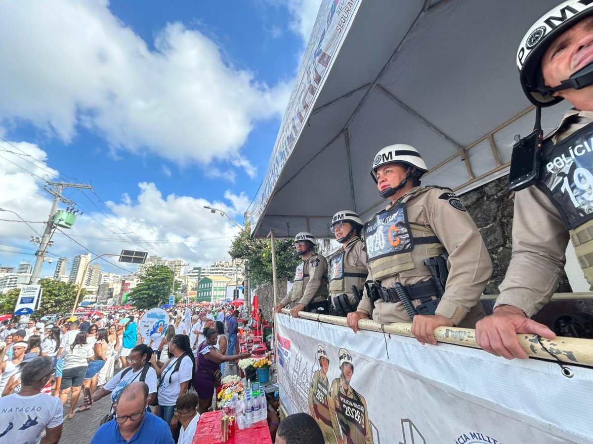 bahiassp's tweet photo. A Festa de Iemanjá terminou com tranquilidade no Rio Vermelho. ✅ Sem crime grave contra a vida e com redução de 36,7% nos furtos, o trabalho integrado das Forças da Segurança garantiu paz a baianos e turistas. 👮‍♂️🚒📉 https://t.co/bds9QW2Mrk