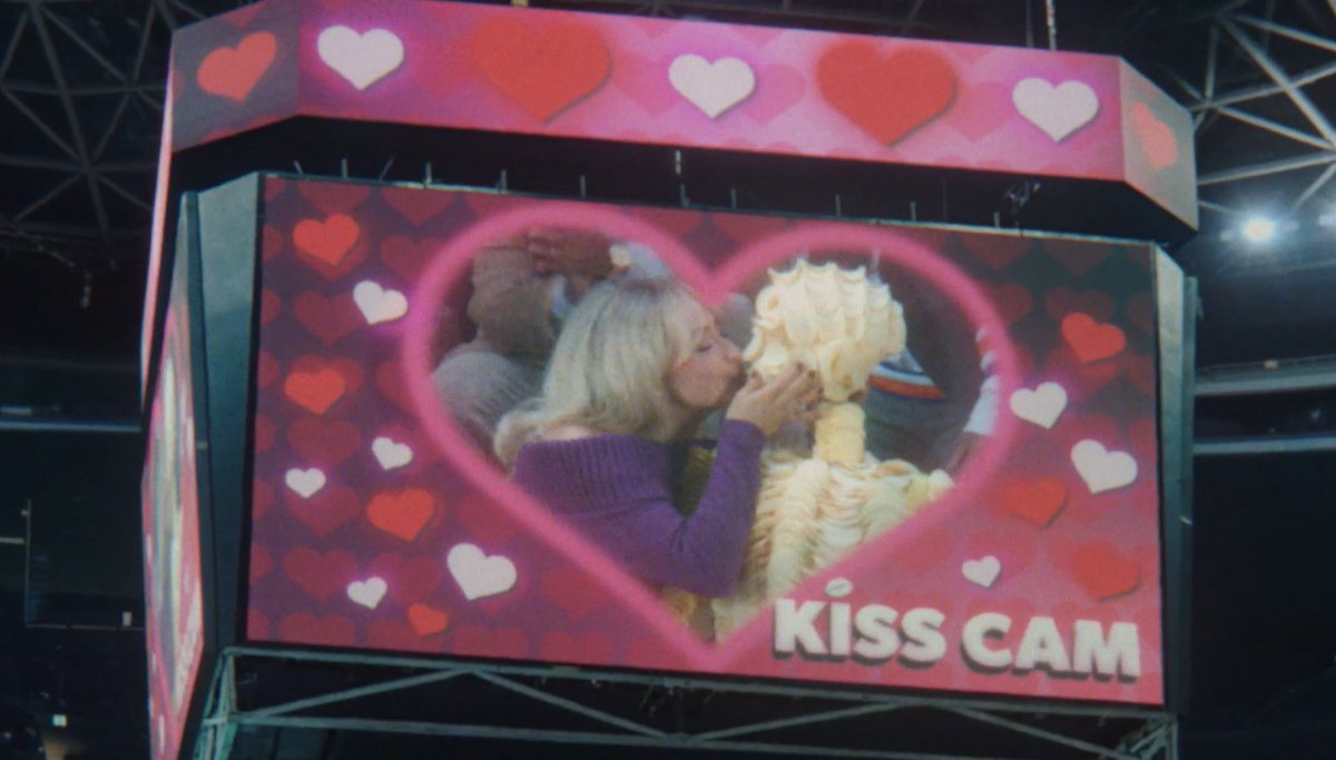 “Estou tão cansada de garotos, preciso de um homem!” 

Sabrina Carpenter x Pringles