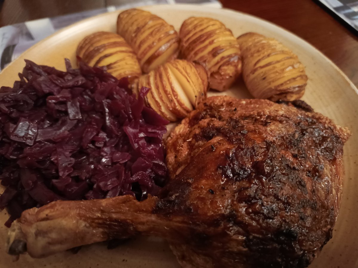 pop_star's tweet image. Air Fry Duck Legs With Hasselback Potatoes And Red Cabbage from Gressingham Duck
#gressinghamduck
#gressinghamducklegs #redcabbage #duckcipe #gressinghamduckrecipe #redonion #cidervinegar #staranise #cranberryjuice #newpotatoes #homecooking #homecooked #airfry #airfryrecipe
