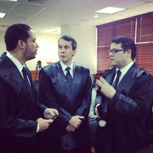 Ser abogado ha sido una de las experiencias más retadoras y gratificantes de mi vida. Estudiar, interpretar y defender la ley me ha permitido conocer de cerca lo mejor y más desafiante de nuestra sociedad.

Hoy celebro a mis colegas, quienes ejercen esta profesión con entrega,