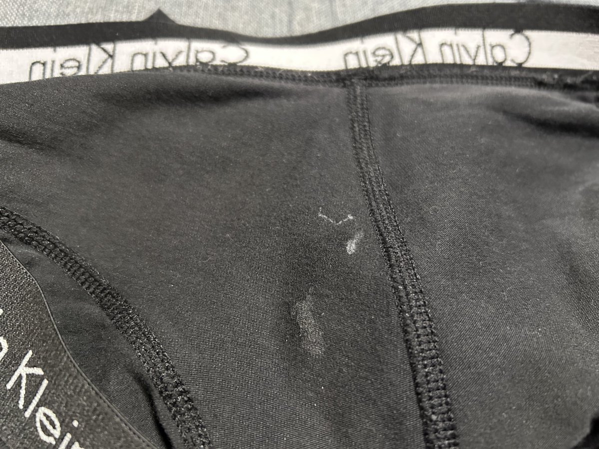 やっぱ抜いてすぐ履くと
こうなるよね
欲しい人DM

#サッカーパンツ　#ボクサーパンツ　#サッカー男子　#男子大学生　#スポーツ　#フェチ　#汗臭い　#競技パンツ　#使用済み　#使用済みパンツ　#パンツ　#部活　#ノンケ　#ピチピチ　#アンダーシャツ　#インナー　#部室　#男臭い