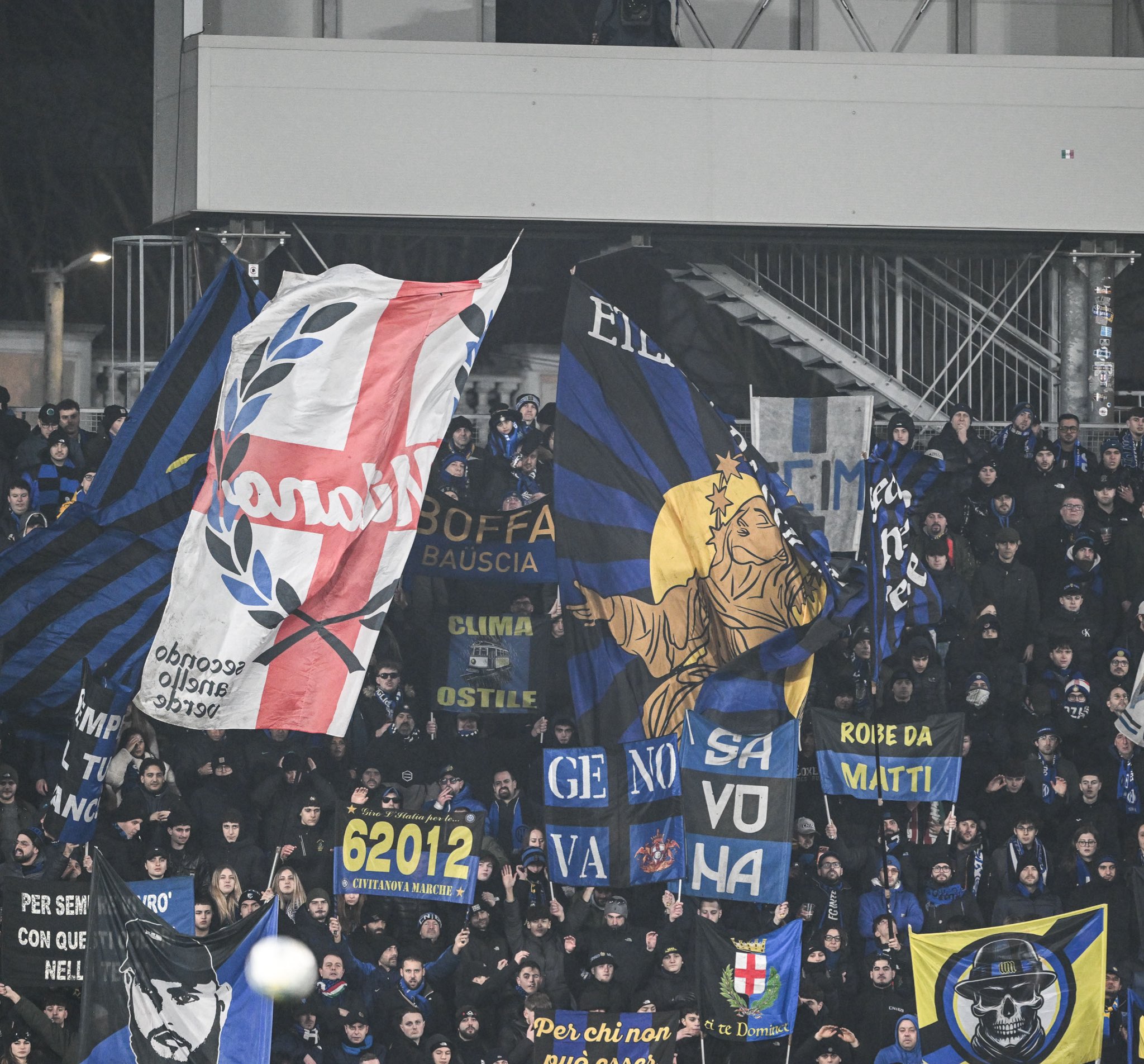 رسمياً... منع جماهير إنتر ميلان من السفر لحضور مباريات الدوري الإيطالي حتى نهاية مارس. السبب إلقاء أحد مشجعي "النيراتزوري" مفرقعة نارية على حارس مرمى كرمونيزي إميل أوديرو خلال مباراة الفريقين 