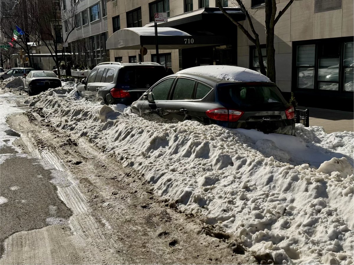 the_transit_guy's tweet image. A reminder that NYC killed outdoor dining and has stopped bus lanes in the name of saving street parking, and yet on Park Avenue, with some of the most expensive real estate in the world, cars park for a week at a time without being used.