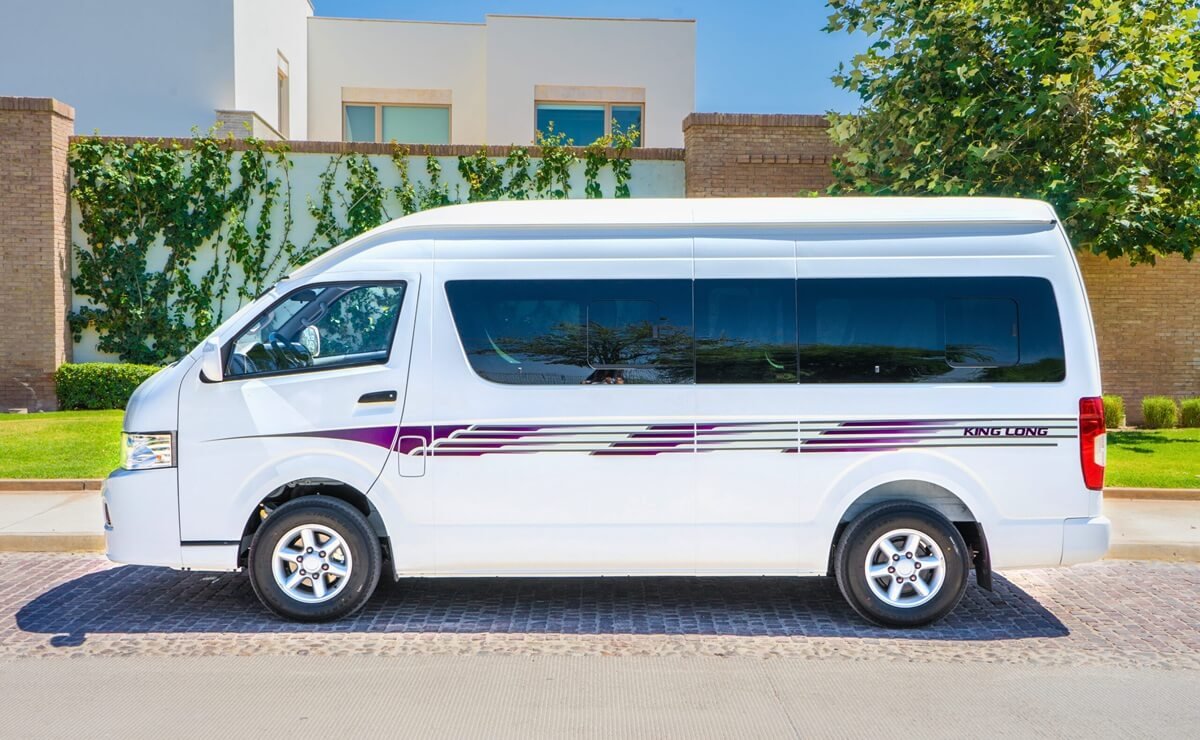 🚨🚐King Long Kingo 2026 (México) quiere pelearle a Hiace con precio/equipo.
▪ 2.4 nafta Euro 5: 137 CV y 216 Nm, 5MT, RWD
▪ cámara, TPMS, Isofix, USB
▪ 3 versiones (panel, panel + A/A, 16 asientos)
Desde 599.900 MXN. ¿Te cierra? 👀