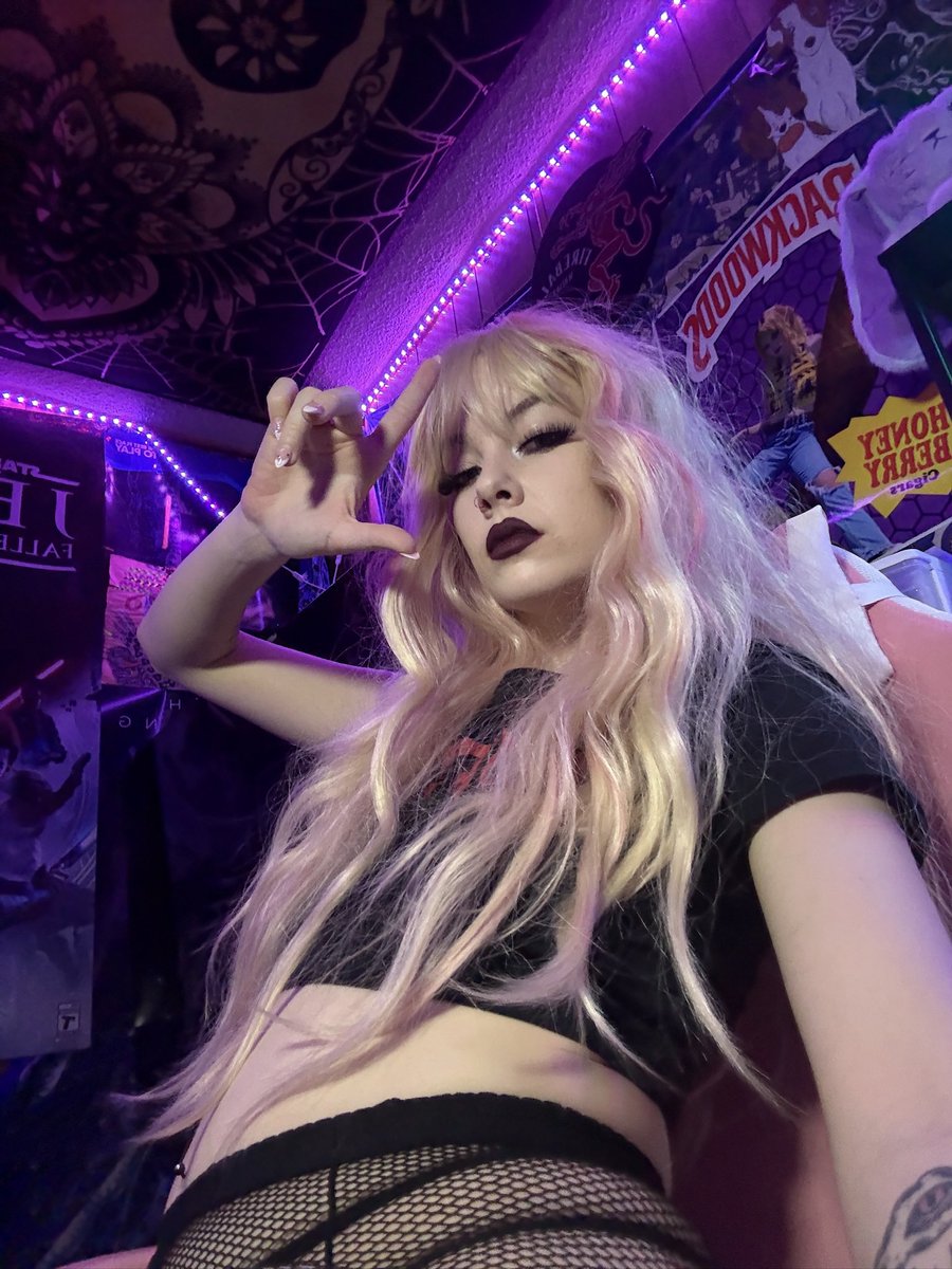 lyxlethal's tweet image. stupid little worm, you look much better below me