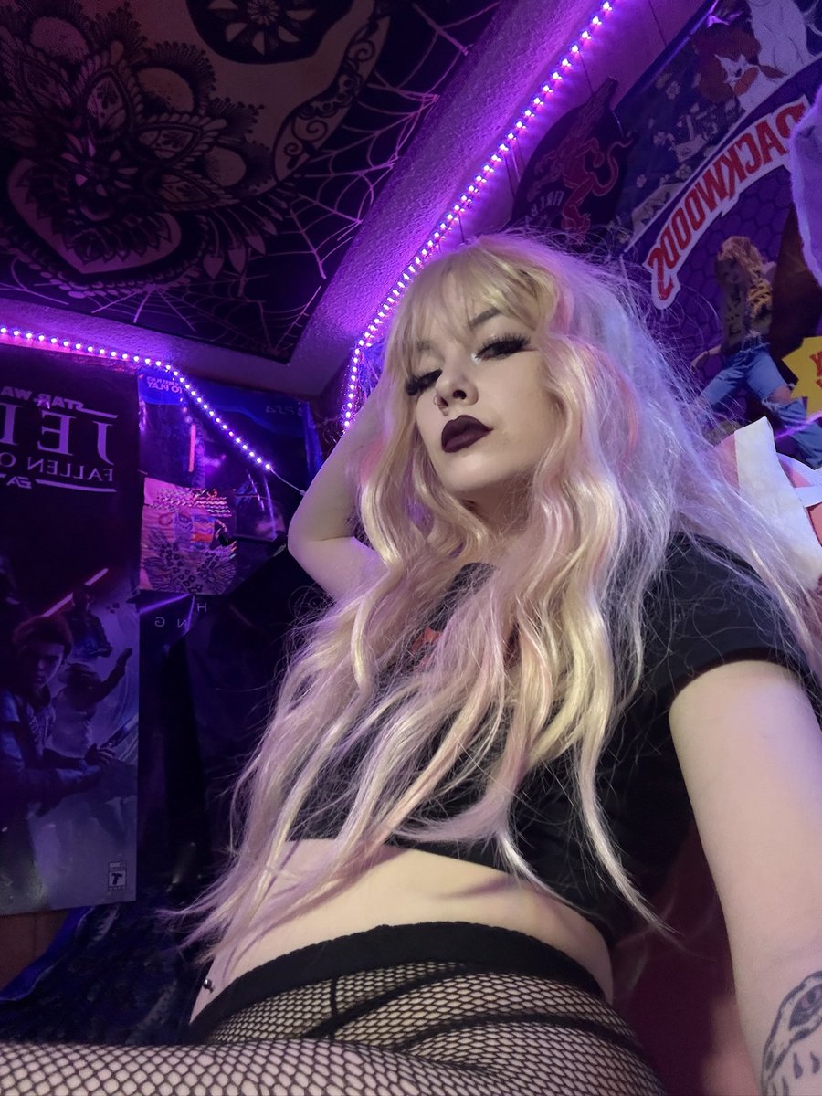 lyxlethal's tweet image. stupid little worm, you look much better below me