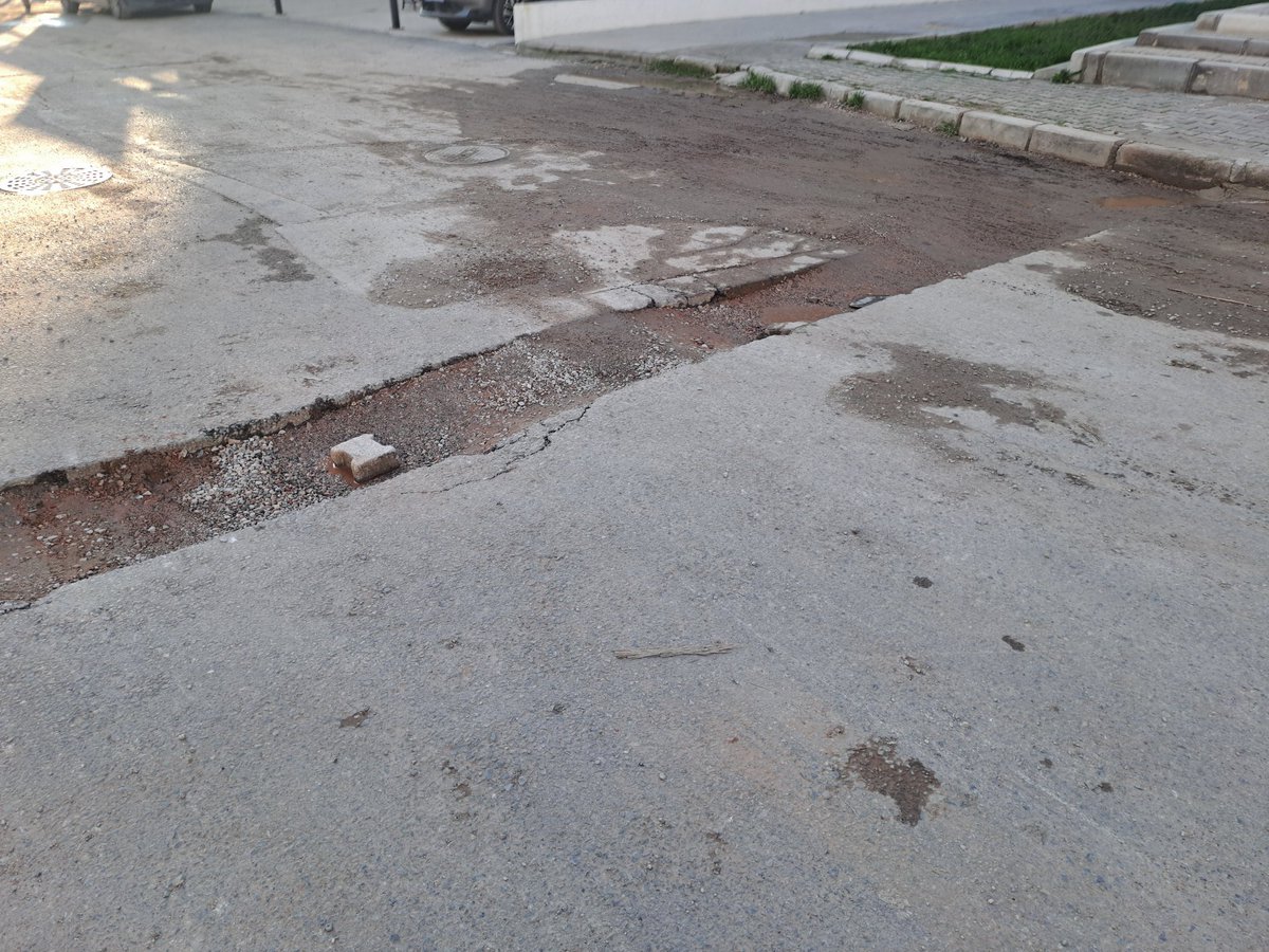 emrealigm's tweet photo. @bayraklibld 275/11 sok. Aylardır bu durumda arabamın lastikleri patladığında sizden şikayetçi olacağım https://t.co/ILbyH7jznq