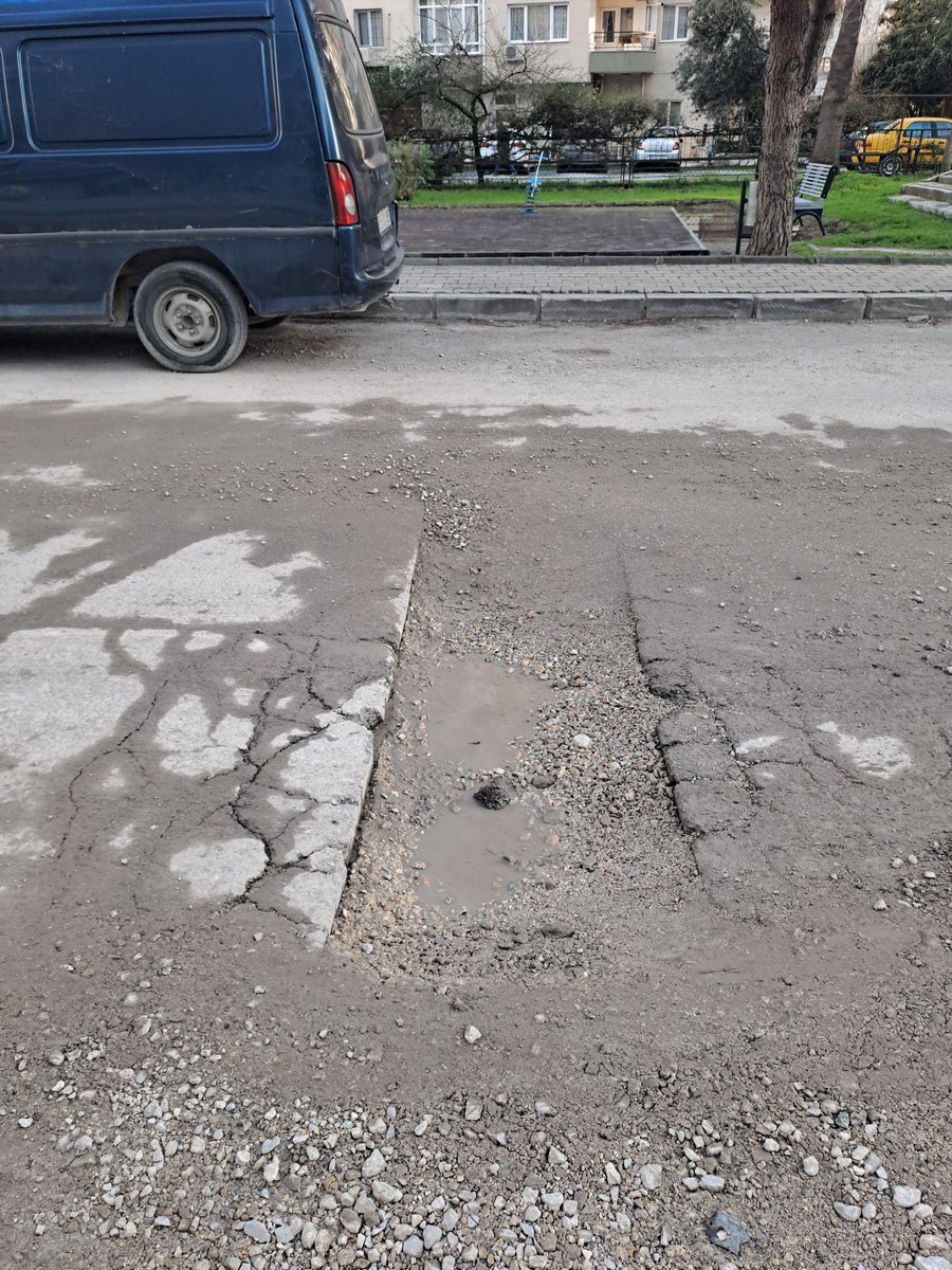 emrealigm's tweet photo. @bayraklibld 275/11 sok. Aylardır bu durumda arabamın lastikleri patladığında sizden şikayetçi olacağım https://t.co/ILbyH7jznq