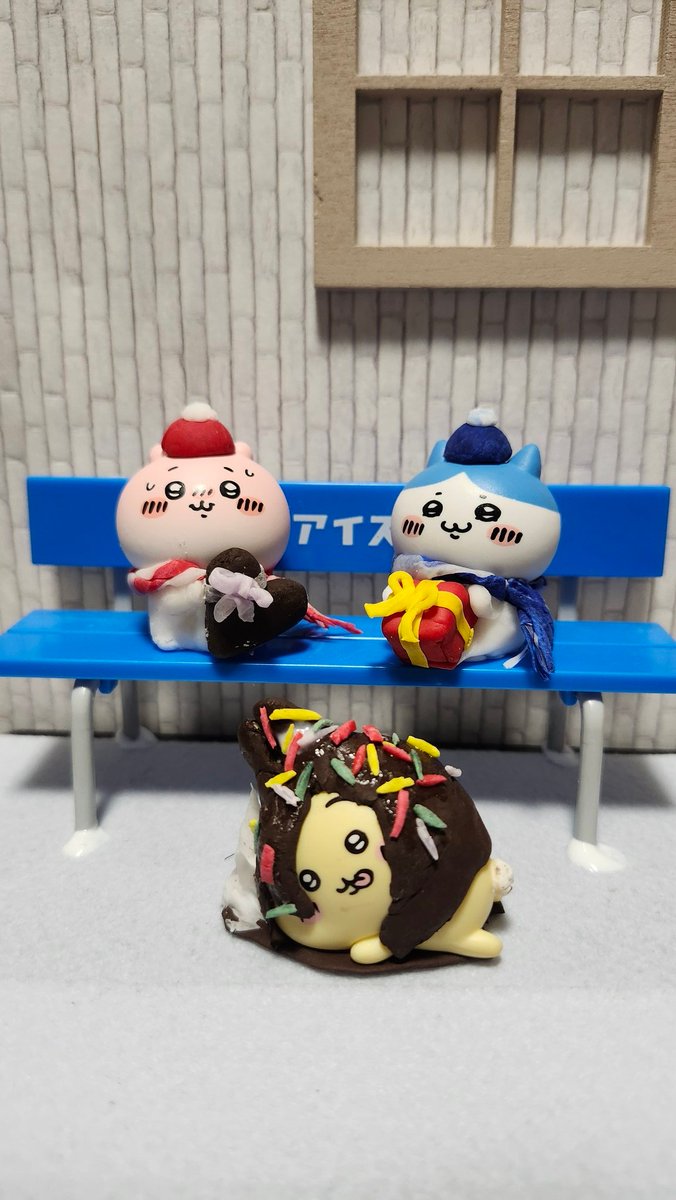 NagafuchiYuka's tweet photo. 節分を無事終えたので、次はバレンタインデーです。ちいちゃんはテレテレでハチ���レにチョコ渡してます(笑)
うさぎは…。チョコまみれ～✨　可愛い❤
#ちいかわ　　
#節分　
#樹脂粘土細工　
#恵方巻 #バレンタインデー https://t.co/ByxO3H2FmW