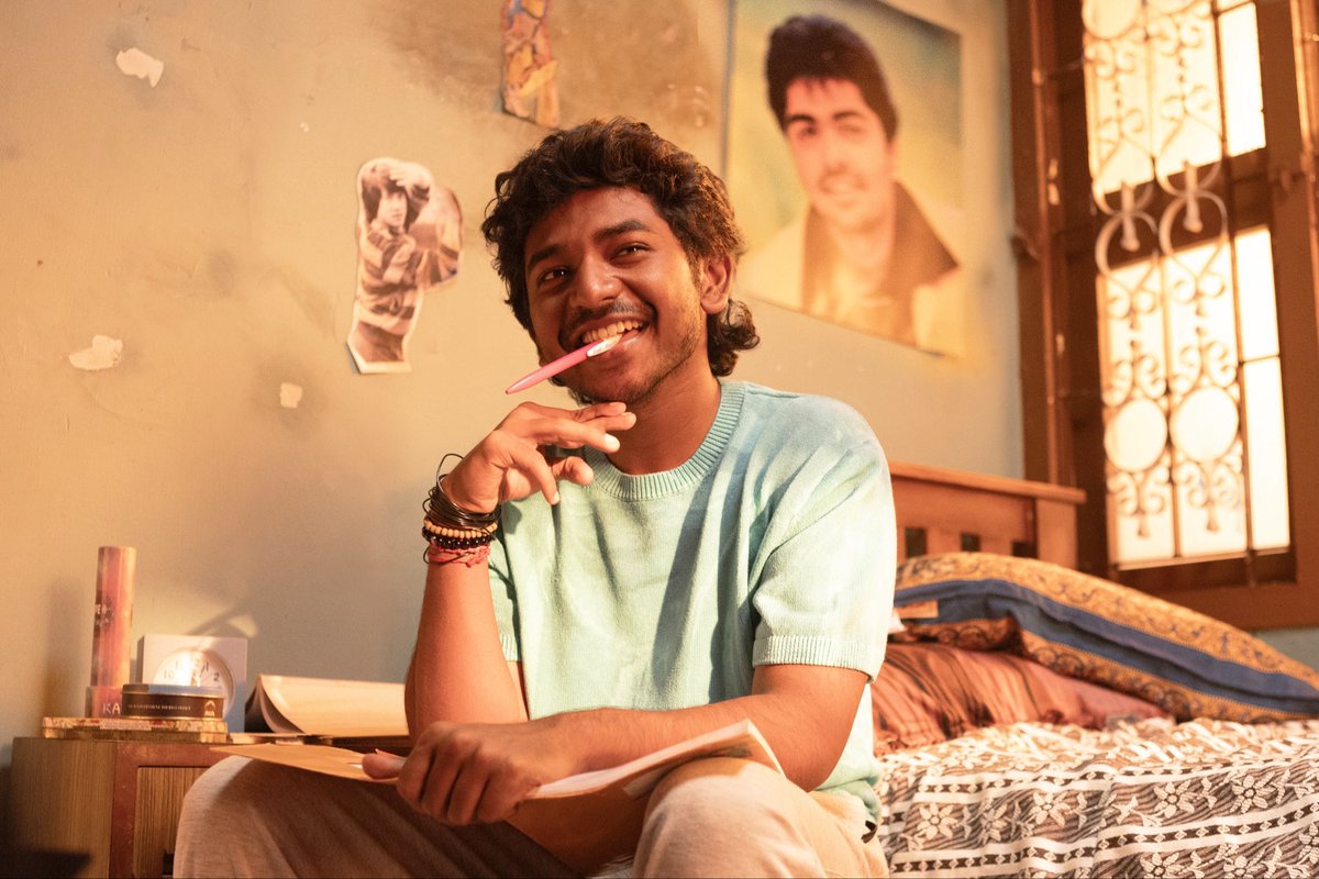 itz_Ytr's tweet photo. #Youth - பையன் புடிச்சிட்டான் 😍. 

👏, படத்தோட டைட்டில் வச்சி விஜய் ரசிகர்களை கவர்ந்தாச்சி.. படத்தோட விஷ்வல்ல சிம்பு போட்டோ வச்சி STR ரசிகர்களையும் கவர்ந்தாச்சி.. சூப்பர் ஐடியா. 

👏 சொல்லப்போனா.. வின்ட்டேஜ் லுக் சிம்பு போட்டோவ காட்டின ஐடியா இன்னும் ஒரு படி மேலப்போய் நல்லா கனெக்ட் ஆகும். 

#KenKarunaas .