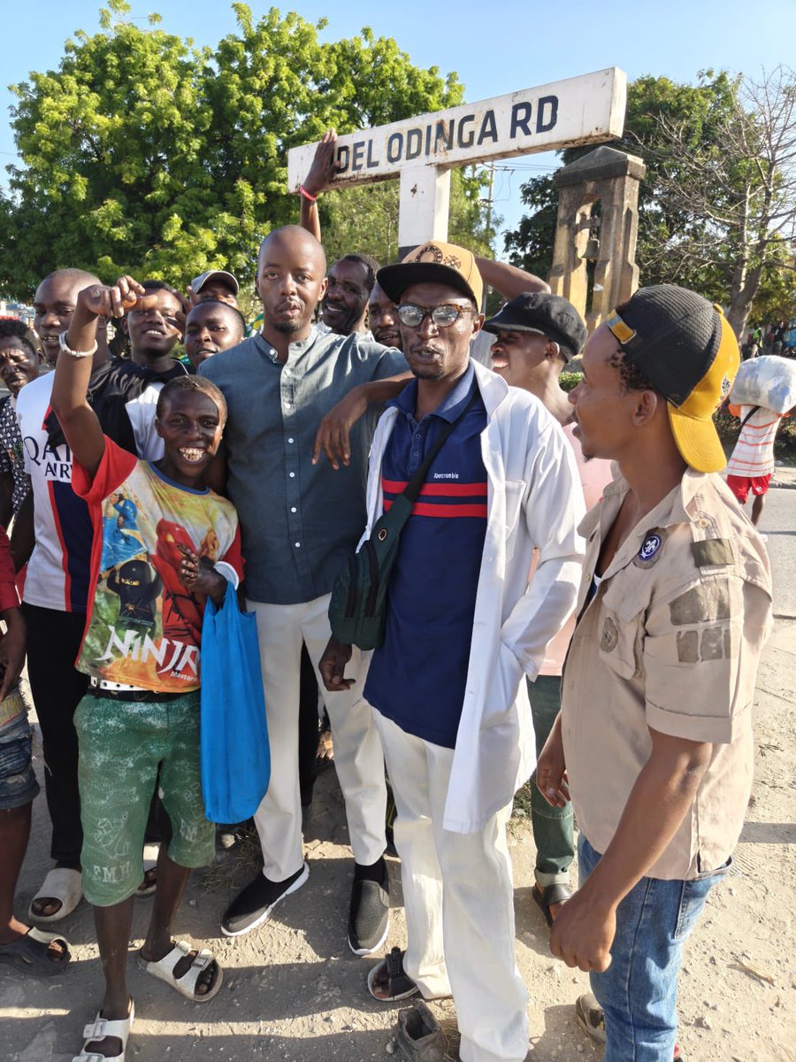 Railajunior's tweet photo. Leo Nimepitia Fidel Odinga Road, Kengeleni junction Nyali  kupiga picha na nikagoteana na mandugu zangu God bless Mungu Mbele #KengeleniJunction https://t.co/NYZ35ipbod