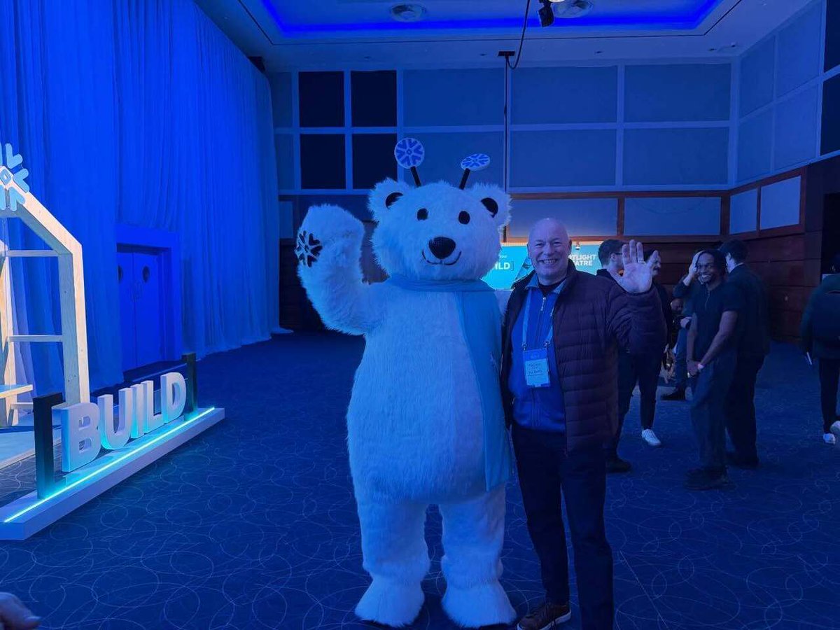 Timothy_Hughes's tweet photo. Snowflake Build conference today #snowflake #snowflake❄️ #snowflakebuild #artificialintelligence #Data https://t.co/rk38gMwBS7 https://t.co/jteVVQCBat