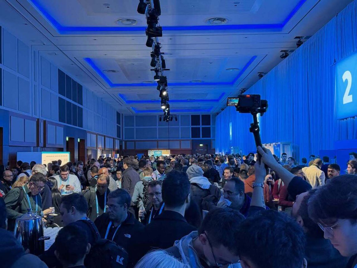 Timothy_Hughes's tweet photo. Snowflake Build conference today #snowflake #snowflake❄️ #snowflakebuild #artificialintelligence #Data https://t.co/CJOUgq9dcE https://t.co/ZI69T88rFJ