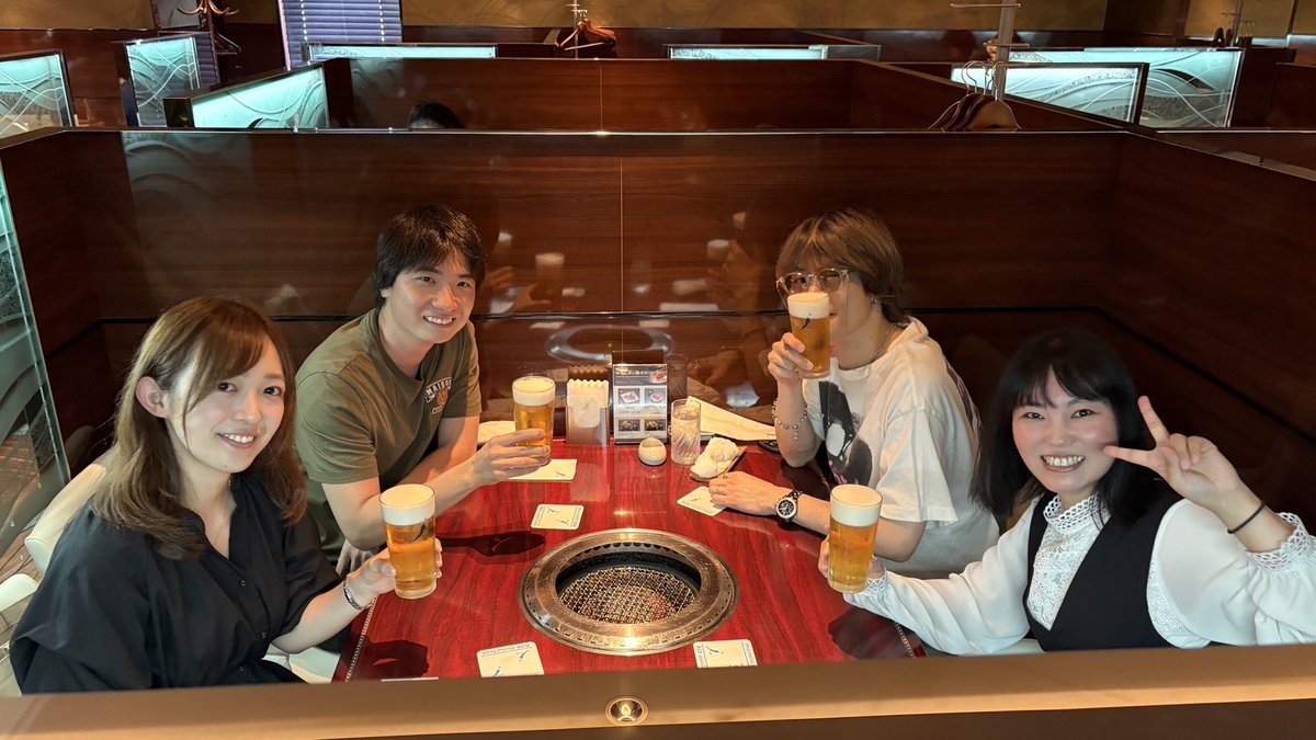 Inasaka_abc's tweet photo. 目利き商材こと

TAコンサル商品責任者です

かれこれ4期TAコンサルを行ってきました

TAコンサル立ち上げた経緯についてあらためて伝えさせていただきます

☎️「TAさん、我々ってアパリセが設立する前からの関係値ですが

なんだかんだで一緒に仕事したことないっすよねえ

なんかプラン一緒にやりませんか？

ノウハウを卸していただければ、商品作りからプロモーションまでやりますよ」

ってとこから始まった

そっから打ち合わせを重ねて

まずはお試しで少人数を対象にTAトウマ勉強会でローンチ

7名が受講してくれた

後に運営として携わってくれる

@miyaza12345 
@kinakomochi0619 
@hrtk_buppan 

この3名もこの1期に受講

そこからは半年に一回くらいのペースで2,3,4期と行い、

俺1人じゃ回らんくなってあかね(@akane_aparise)さんも参画

そして、累計94名が受講
(※個人の方は配偶者参加費無料、法人格はスタッフ1名無料なので120名を指導)

総合満足度4.81

次の5期は2026年3月1日開始です

まだ大々的に募集は行ってませんが、口コミだけで既に20名弱がご成約してくださってます

本当にありがとうございます

少しでも気になる方はまずは引用元の動画をご視聴ください

そして最後にTAさん

いつもありがとうございます！🤝

@gd0730gd 
#アパリセ
#TAコンサル

写真はTAコンサル運営チーム🤜🫷