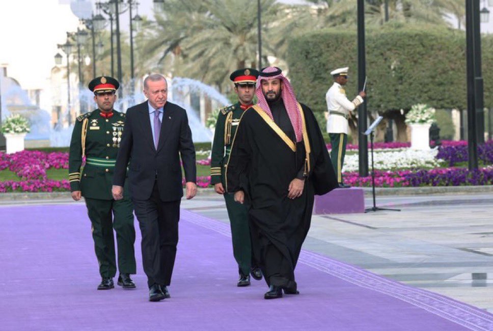 وصل الرئيس التركي إلى المملكة العربية السعودية، وسط تطلعات بأن تنتهي هذه الزيارة بتوقيع اتفاقيات اقتصادية وعسكرية بين البلدين.

ويغادر أردوغان بعدها متجهًا إلى مصر، في ظل حديث متصاعد عن تعاون مصري–تركي، لا سيما في الملف السوداني.

في الآونة الأخيرة، يتكرر الحديث عن محور