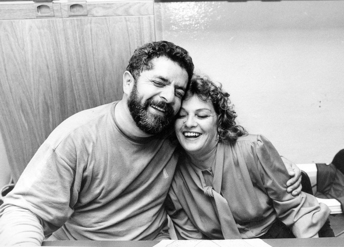 Há 9 anos, o Partido dos Trabalhadores perdia uma de suas primeiras militantes. A mulher que costurou a primeira bandeira. A primeira estrela. Que costurou, ao lado de Lula, sonhos de um país conquistado com muita, muita luta. E das vitórias que hoje colhemos, tudo um pouco tem a