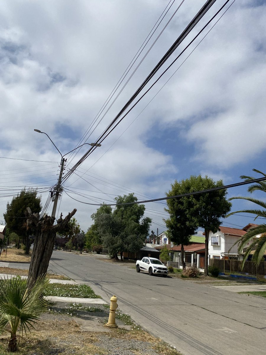 Eu_Felo's tweet photo. Sr. Alcalde @ragliatim @sinec_rancagua @munirancagua Cables casi tocando los vehiculos en la entrada. Sector manzanal por Hector Zamorano hacia el canal, quien debe solucionar este problema que arriesga a la comunidad. Gracias. https://t.co/pVUv9VO3lQ