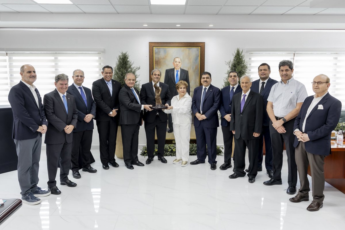 CCICHN's tweet photo. Reconocimiento póstumo “El Forjador” para Jorge Juan Faraj Kalil 

En una ceremonia íntima y solemne, el presidente de la Cámara de Comercio e Industrias de Cortés, Karim Qubain @kqubain1, acompañado por miembros de la Junta Directiva, hizo entrega a la señora Lily de Faraj y su familia, del máximo galardón empresarial “El Forjador”, conferido de manera póstuma a Don Jorge Juan Faraj Kalil.

Este reconocimiento honra la vida, el legado empresarial y los valores de un hombre que contribuyó de forma decisiva al desarrollo económico de #Honduras y dejó una huella imborrable en la empresa privada y en su familia.

Leer nota: https://t.co/fYEZD118Mn

#ReconocimientoEmpresarial #ElForjador