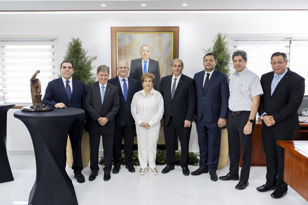 CCICHN's tweet photo. Reconocimiento póstumo “El Forjador” para Jorge Juan Faraj Kalil 

En una ceremonia íntima y solemne, el presidente de la Cámara de Comercio e Industrias de Cortés, Karim Qubain @kqubain1, acompañado por miembros de la Junta Directiva, hizo entrega a la señora Lily de Faraj y su familia, del máximo galardón empresarial “El Forjador”, conferido de manera póstuma a Don Jorge Juan Faraj Kalil.

Este reconocimiento honra la vida, el legado empresarial y los valores de un hombre que contribuyó de forma decisiva al desarrollo económico de #Honduras y dejó una huella imborrable en la empresa privada y en su familia.

Leer nota: https://t.co/fYEZD118Mn

#ReconocimientoEmpresarial #ElForjador