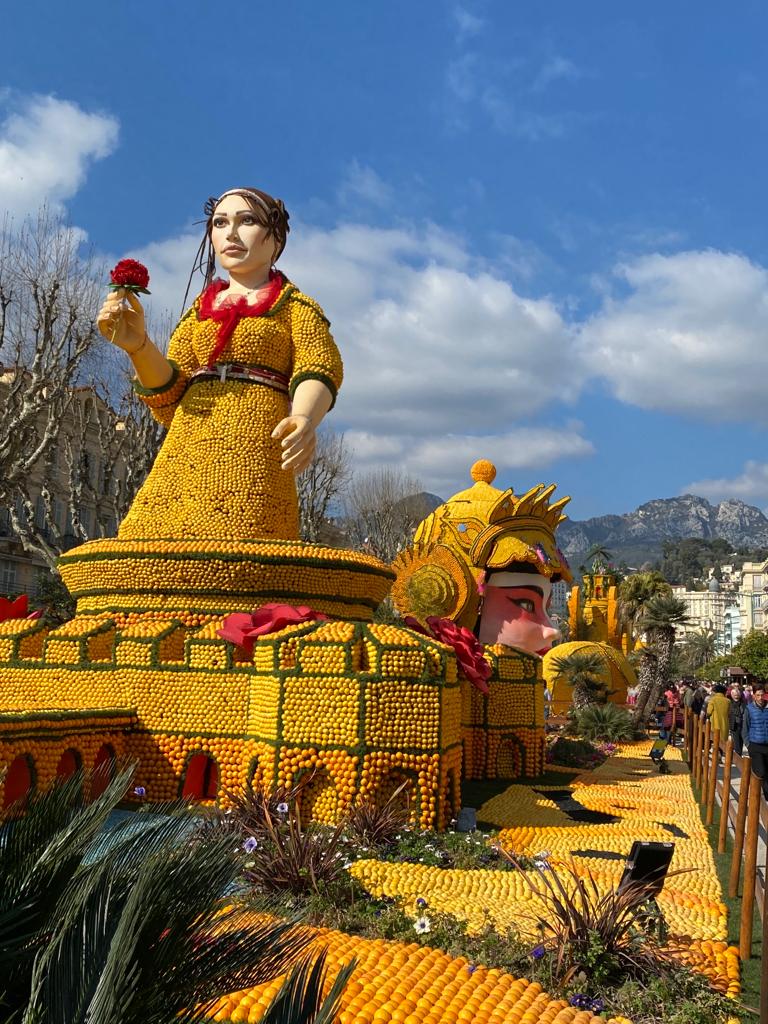 VisitCotedazur's tweet photo. 🍋 Du 14 février au 1er mars 2026, #@Menton célèbre l’or de ses jardins !

La #FeteduCitron transforme la ville en un monde d’agrumes sculptés. Sous la lumière d’hiver, entre mer et montagne, l’imaginaire prend racine.

Infos : https://t.co/J3gcX1CiuT 🍋

#CotedAzurFrance https://t.co/I3AWgZ6lnG