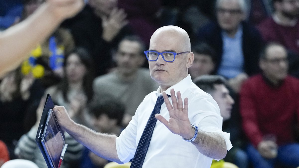 VolleyLube's tweet photo. 🎙️ Medei a Radio Arancia: "La vittoria a Verona deve segnare il cambio di passo della Lube!"
#esserelube #cucinelube #creokitchens 
https://t.co/Yxy6hihMnH
📷 Ph Zattarin https://t.co/06JQZN7fUp