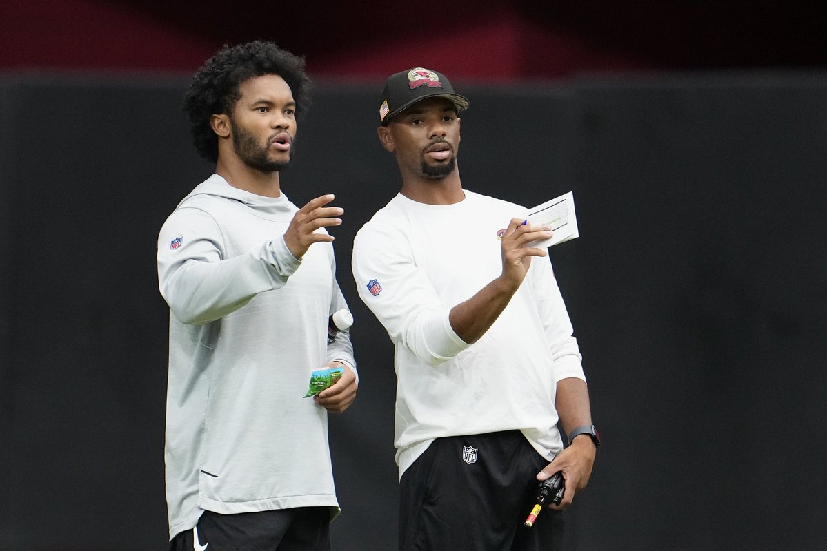 RapSheet's tweet image. The #Bears have requested to interview Connor Senger for their offensive coordinator position, source said. 

Senger is Arizona’s pass game specialist and called plays in last week’s East-West Shrine Bowl. He interviewed for the Bills and Packers QB jobs last weekend.