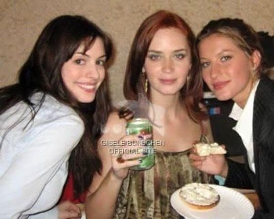 anne hathaway, emily blunt and gisele bündchen behind the scenes of ‘the devil wears prada’