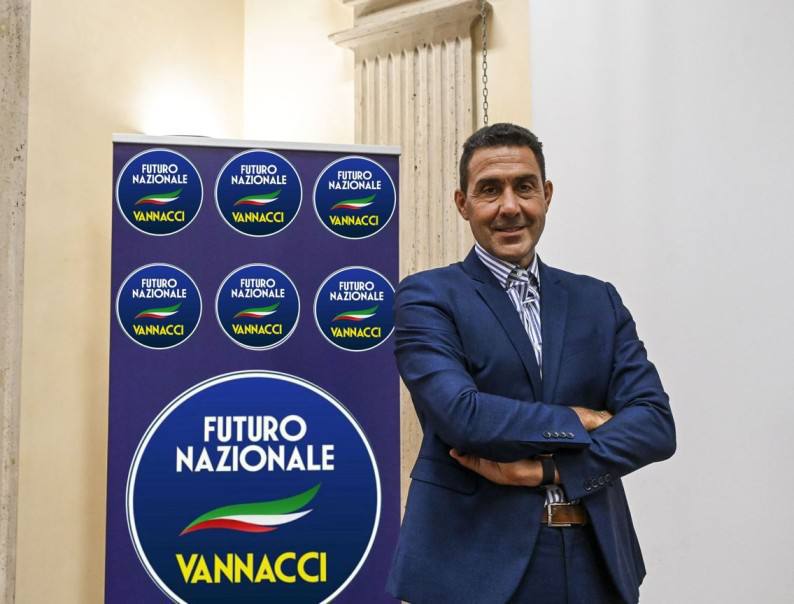 ultimoranet's tweet image. Il generale Roberto Vannacci lascia ufficialmente la Lega e lancia “Futuro Nazionale”. 
Sui social il comunicato: “C’è destra e destra e l’unica che avrà qualcosa da dire sarà quella che saprà essere se stessa”. @ultimoranet