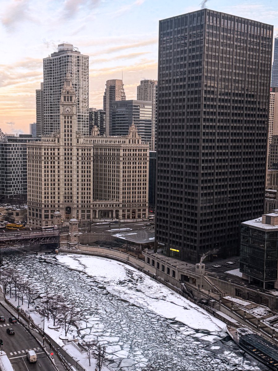 A different perspective on the sunrise this morning, looking down the Chicago River today. <a href="/WGNRadio/">WGN Radio 720</a>