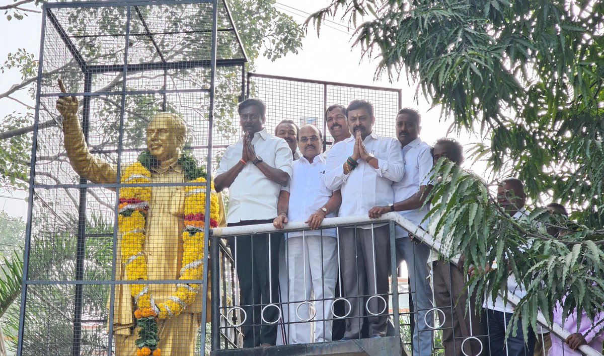 SRKAPPU3's tweet photo. #பேரறிஞர்_அண்ணா அவர்களின்  57வது ஆண்டு நினைவஞ்சலி முன்னிட்டு வேலூர் மாநகர மாவட்ட கழகத்தின் சார்பில் பேரறிஞர் அண்ணா அவர்களின் திருஉருவ சிலைக்கு மாலை அணிவித்து மரியாதை செலுத்தப்பட்டது 

#எடப்பாடியார் #srkappu  #srkappuvellore  #ADMK_VLR  #velloreadmk #vellore https://t.co/5JJKwk2Zzg