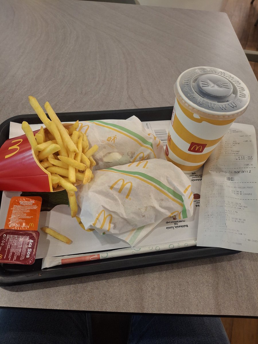 Benim bildiğim tavuk burgere ketçap sıkılmaz mayonez sürülür tadı tam bir facia bu ürünün içeriğini düzeltmelisiniz <a href="/McDonaldsTR/">McDonald's Türkiye</a>