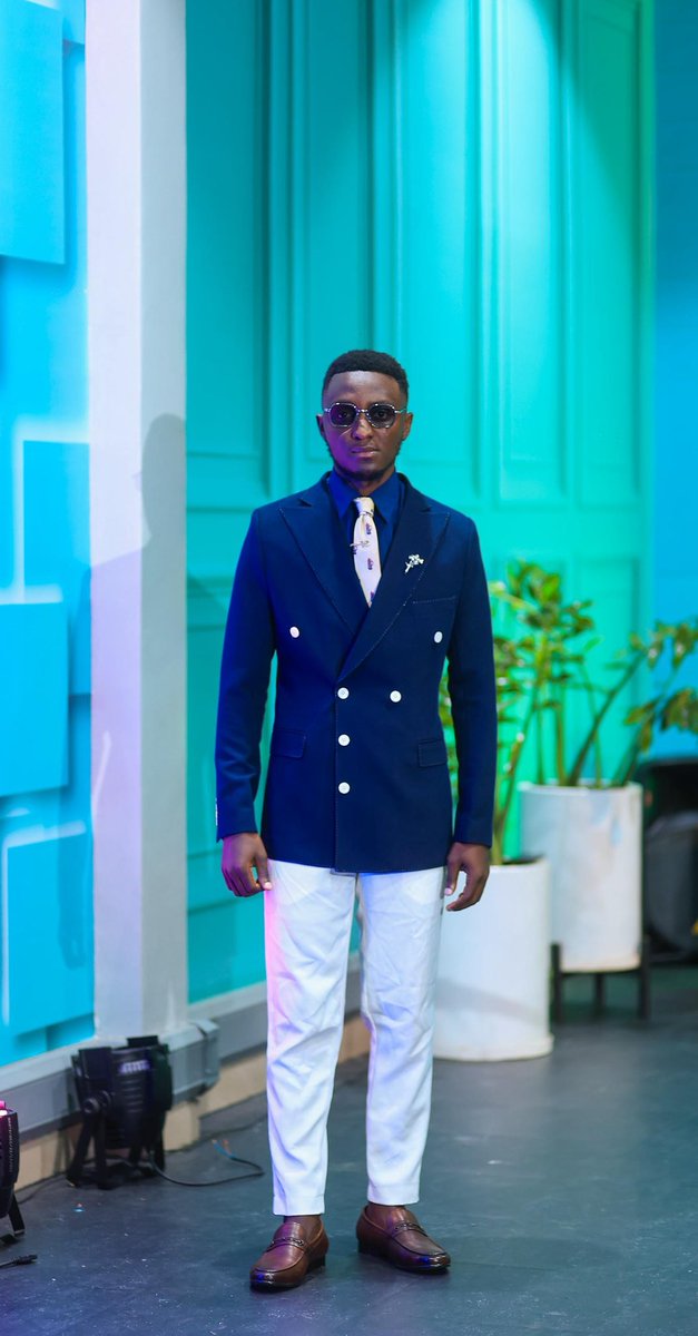 Brianbespoke's tweet photo. Navy blue on top, white pants below - calm, confident, and always in balance
#brianbespoke
#suitsforeveryone
#Madetomeasure https://t.co/gYuP8qw8qw