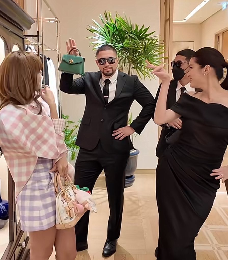 เป็นพนักงงานบริษัทลิซ่าต้องทำได้ทุกอย่าง