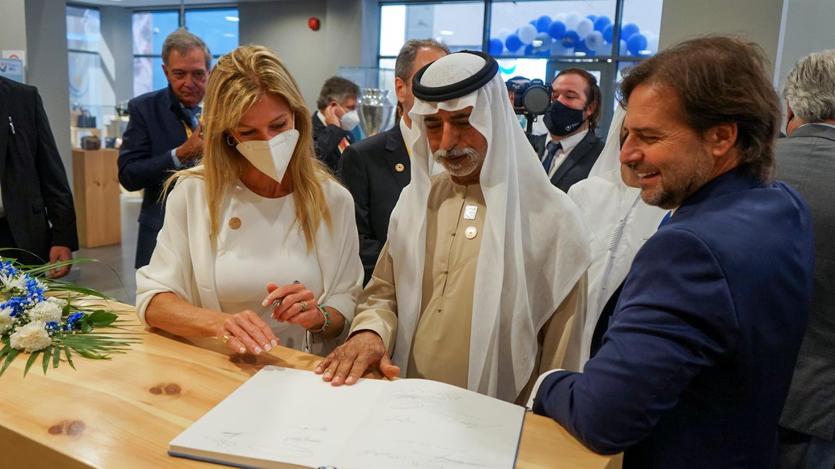 Solo venía a recordar 
Que al mismo tiempo que Orsi está firmando 11 acuerdos comerciales, industriales, pesqueros... Con China
Lacalle Pou surfeaba en La Paloma o se iba de luna de miel a Dubai a importar el picudo rojo y traer pescado congelado