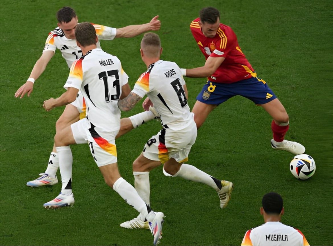 fransada transfer dönemi bitmiş as 11 oyuncusunu kimse kimseye vermez bu durumda ama enayiyiz her şeye rağmen #Fabianruizcimboma