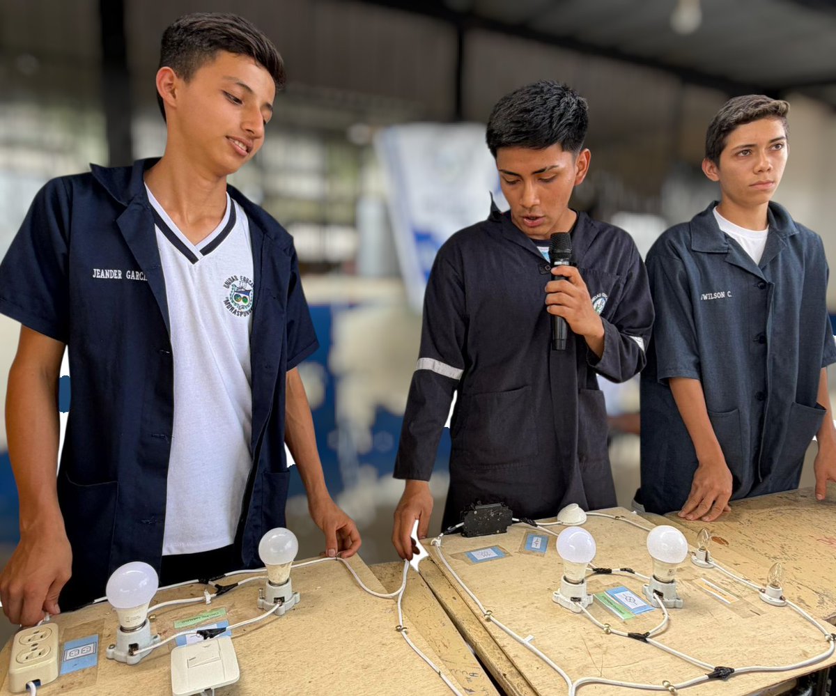 EducacionZ3_Ec's tweet photo. [COTOPAXI] En la Unidad Educativa Moraspungo, del Distrito  Pangua, se presentaron proyectos interdisciplinarios de los estudiantes, como parte de las iniciativas institucionales para fomentar el aprendizaje significativo, el trabajo colaborativo y la práctica. 👷🏻‍♀️
#ElNuevoEcuador https://t.co/zoJcd9PY3c