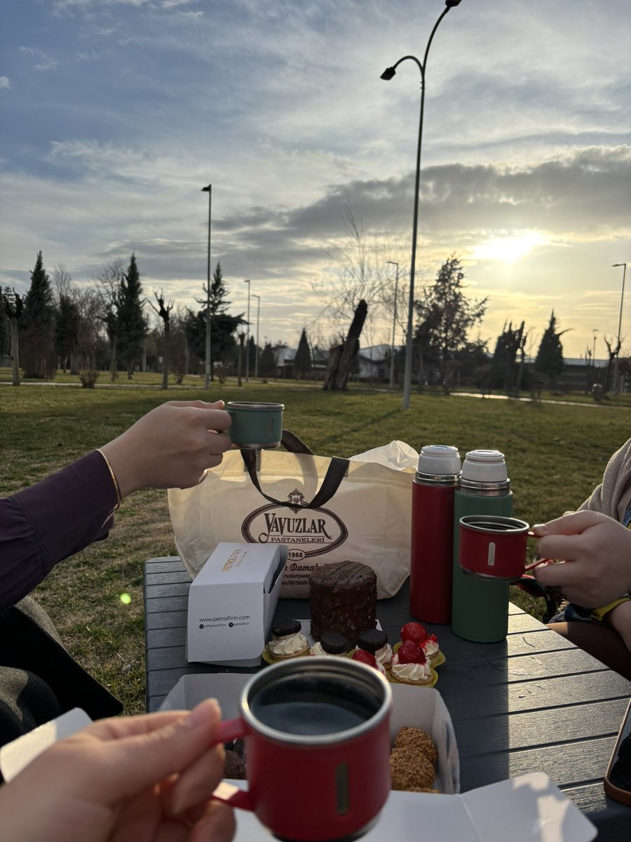 İki sıcak bir soğuk çay