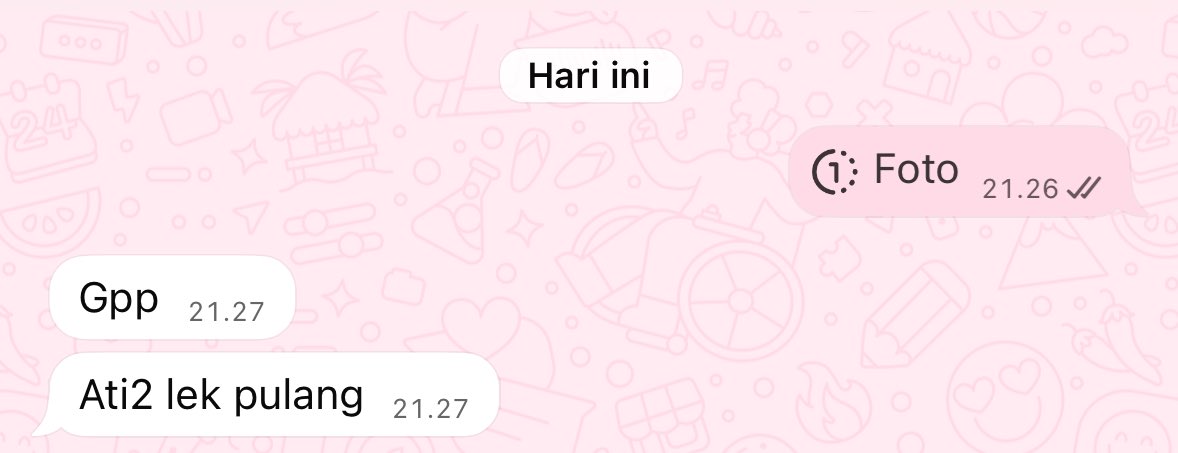 hildafarahdibha's tweet photo. dua kakak tiri ku pas di pap helm ku ketinggalan di toko -_- https://t.co/eY8ucKS9w1