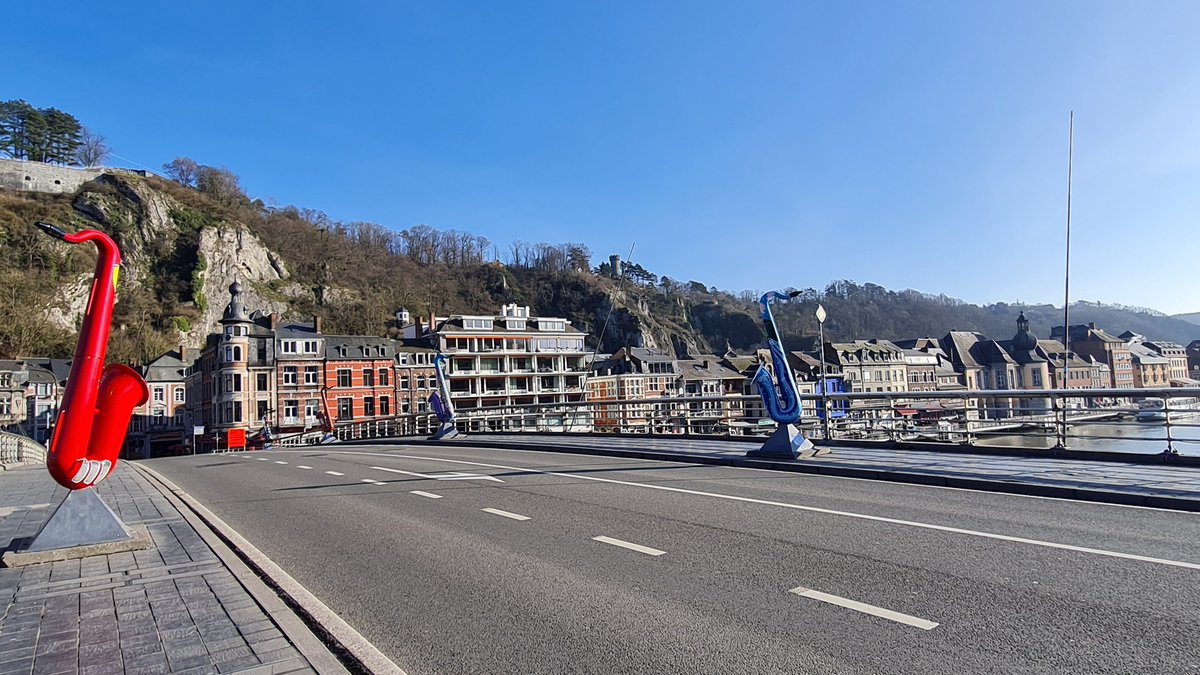In Dinant stehen diese Saxophone in der ganzen Stadt . Alle sind entweder einem Ereignis oder einem Land gewidmet. Anhand der Saxophone kann man sich prima durch die Stadt hangeln.