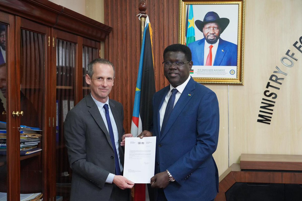 MatthewHBrook's tweet image. Honoured to present my credentials to the Hon. Ambassador Monday Semaya Kumba @MoFA_SouthSudan .

UNHCR stands with people fleeing conflicts in Sudan, CAR &amp;amp; beyond + those displaced by conflict &amp;amp; climate in 🇸🇸 - working with authorities and partners to deliver protection and aid.