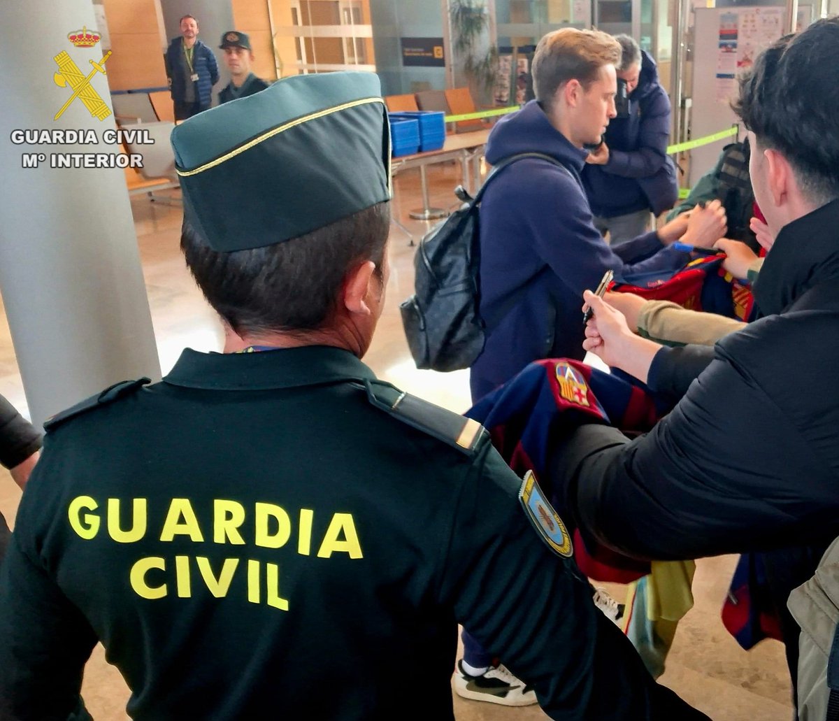 guardiacivil_ab's tweet photo. ¿Sabías que el #ServicioFiscal de la @guardiacivil se integra en la especialidad de Fiscal y Fronteras, combinando labores de vigilancia, investigación y control en puntos estratégicos, como 🛫🛬 incluyendo el control de mercancías y equipajes?
📸 Aeropuerto #Albacete 3-2-2026 https://t.co/NCPgMrwUIs