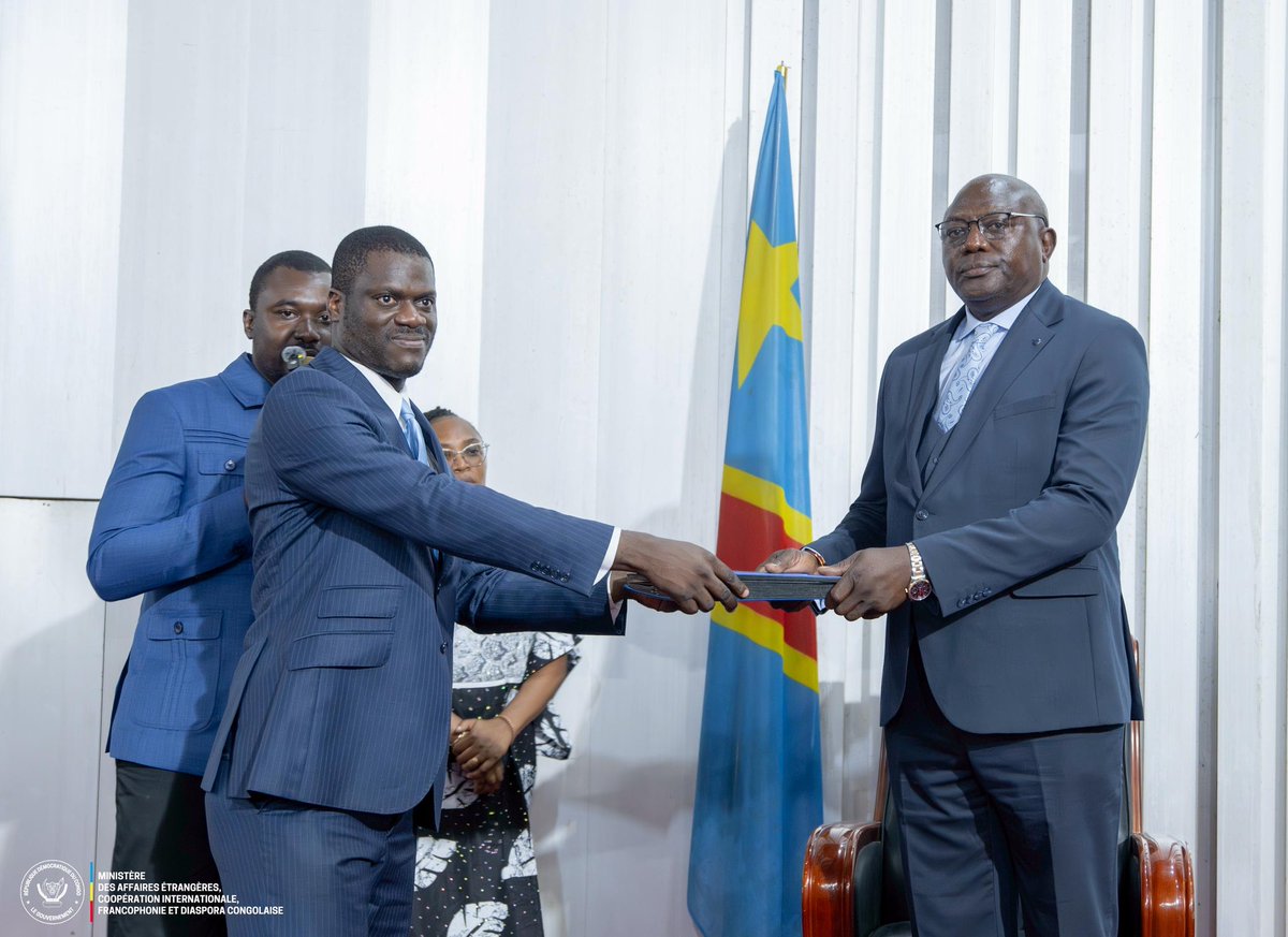 RDC_Minafet's tweet photo. Le Ministère des Affaires étrangères, Coopération internationale, Francophonie et Diaspora congolaise a un nouveau Secrétaire Général aux Affaires Etrangères, l’Ambassadeur Apollinaire Langba Langi. Il a officiellement pris ses fonctions ce mardi 3 février 2026, lors de la cérémonie d’installation qui a eu lieu dans la salle de conférence du Ministère des Affaires Etrangères. Diplomate de carrière, Apollinaire Langba occupait depuis 2024 le poste de Directeur, Chef de Service de la Chancellerie, où il a piloté la mise en œuvre de la réforme du passeport lancée en juin 2025 par la Ministre d’État, Thérèse Kayikwamba Wagner.

@Presidence_RDC 
@PrimatureRDC 
@Com_mediasRDC