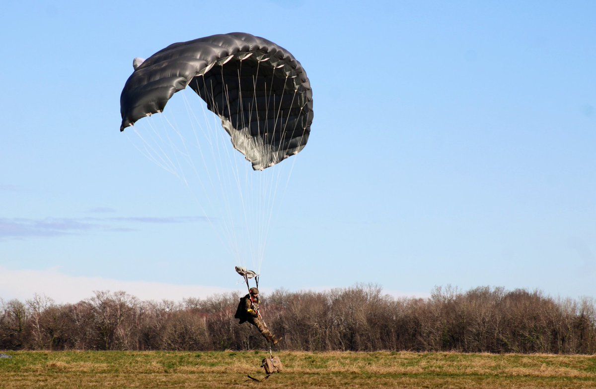 École des troupes aéroportées tweet media