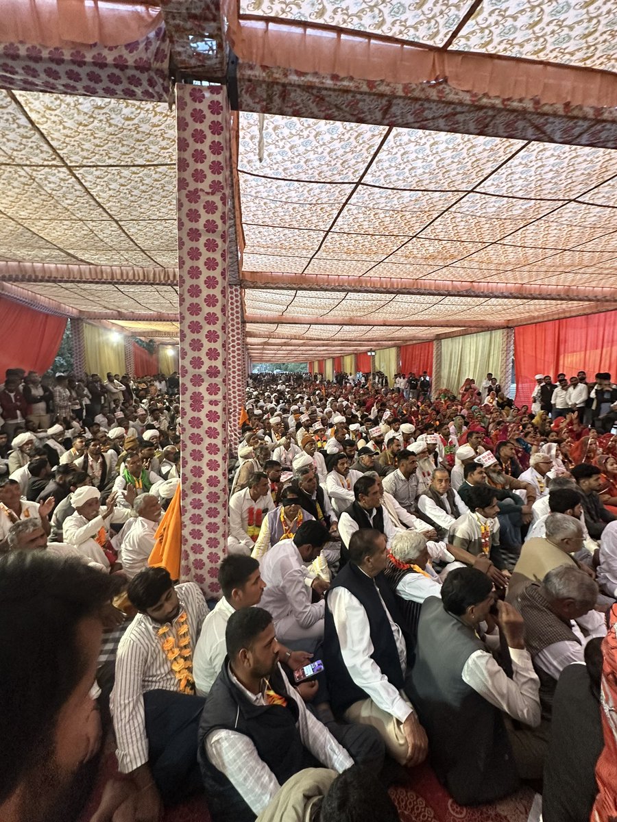 AshokBuria07's tweet photo. #खेजड़ी_सरंक्षण_क़ानून_लागू_करो #खेजड़ी_बचाओ_महापड़ाव 
#बीकानेर
महापड़ाव अभी भी जारी है।
कल रात से 458 पर्यावरण प्रेमी संत-महात्मा ,माताये-बहने, युवा साथी और पिता तुल्य बुजुर्ग आमरण अनशन पर बैठे है और सरकार अपनी हठधर्मिता पर अड़ी है 
खेजड़ी हमारी पहचान, संस्कृति और जीवन सारथी है https://t.co/gkcMOppPAV