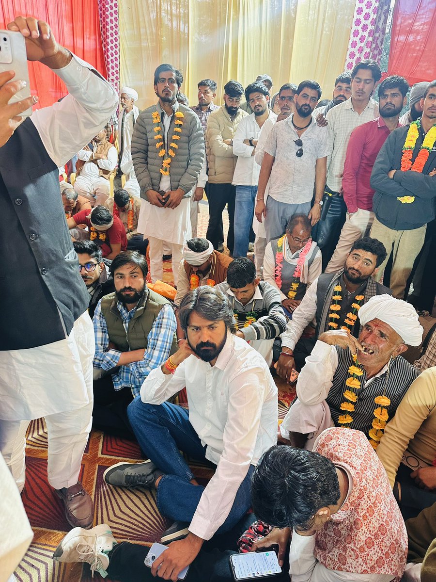 AshokBuria07's tweet photo. #खेजड़ी_सरंक्षण_क़ानून_लागू_करो #खेजड़ी_बचाओ_महापड़ाव 
#बीकानेर
महापड़ाव अभी भी जारी है।
कल रात से 458 पर्यावरण प्रेमी संत-महात्मा ,माताये-बहने, युवा साथी और पिता तुल्य बुजुर्ग आमरण अनशन पर बैठे है और सरकार अपनी हठधर्मिता पर अड़ी है 
खेजड़ी हमारी पहचान, संस्कृति और जीवन सारथी है https://t.co/gkcMOppPAV