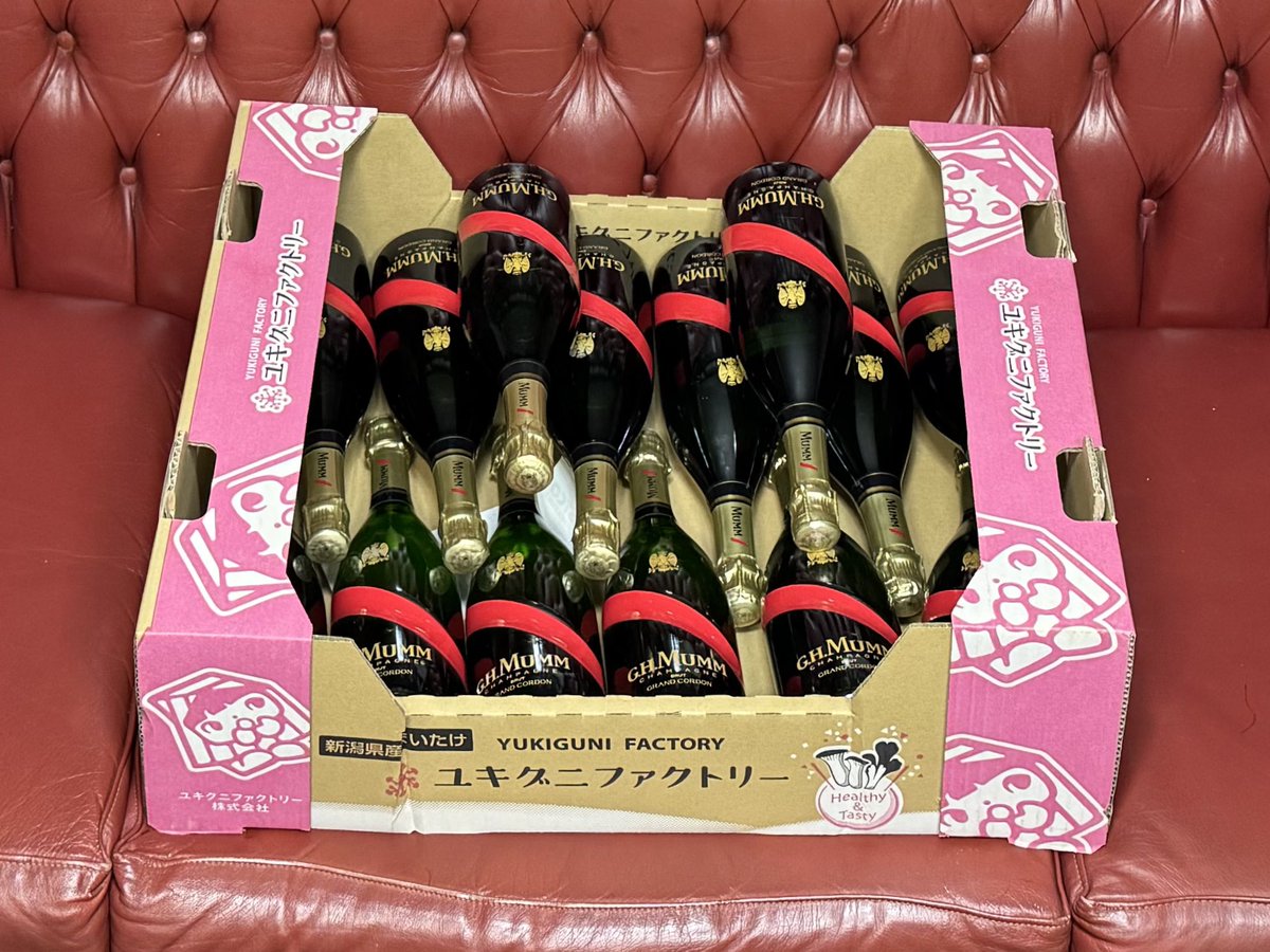 kei_roda's tweet photo. 先日の青山のワインバーで頂いた20年物のノンビンのマムが普通に美味しく飲めたので、コストコで安く売ってたマムを10年位寝かせてみようと思います

またラック追加しないとだめですね🤔
#マム #Mumm https://t.co/Q6WMvluyuj