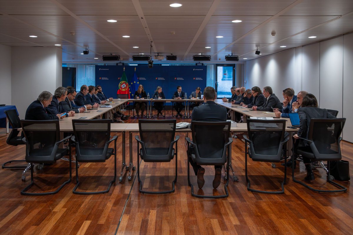 RPPortugalUE's tweet photo. A Representante Permanente Adjunta @ManuelaTPinto recebeu uma delegação da Confederação do Desporto de Portugal, chefiada pelo respetivo Presidente Daniel Monteiro, acompanhado por 20 presidentes de várias federações desportivas. 

Este encontro permitiu abordar os principais desafios e oportunidades do desporto português no contexto europeu.

📸 Tony da Silva