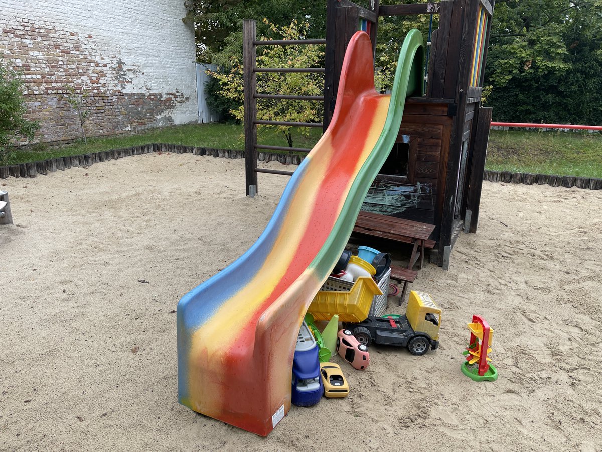 bz-berlin.de/berlin/tuev-sp…
Alles was auf dem #Spielplatz unter höheren Spielgeräten im Sand liegt, kann beim darauf fallen zu schweren Verletzungen führen. Vor allem, wenn ein Kind mit dem Rücken darauf fällt. Das Stolpern halte ich bei herum liegenden Sachen für nicht relevant.